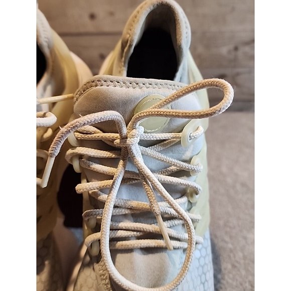 Athletic_Shoes